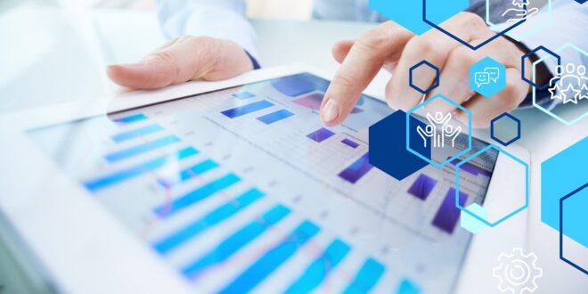 Tabletilla oleva graafinen esitys, jota henkilö käsittelee.