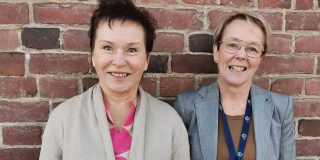 Helena ja Kirsi-Marja tiiliseinän edessä.