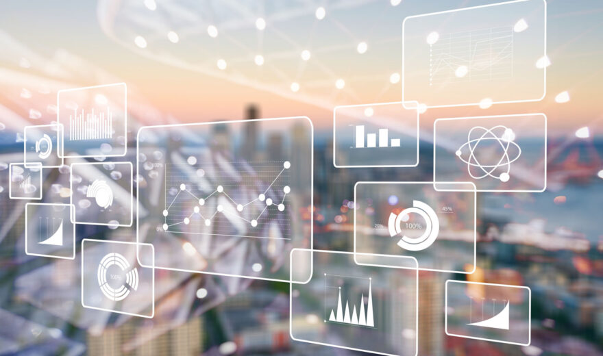 Leijuvat digitaaliset data-elementit, joiden taustalla näkyy kaupunkimaisema.