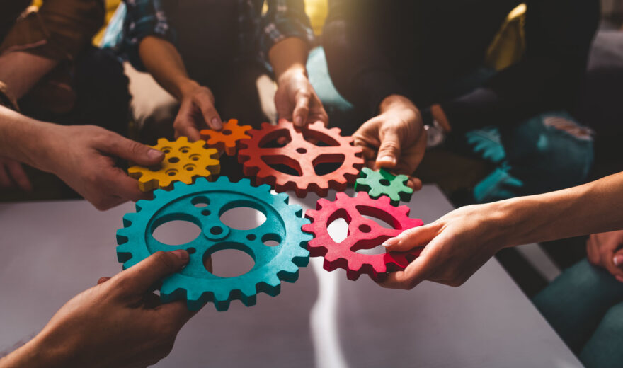 Henkilöitä pitämässä puisia ratas-elementtejä yhdessä.